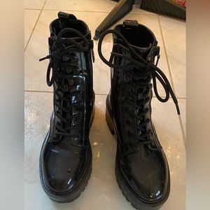 Guess- Iridescent patent faux leather bootie